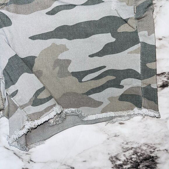 Time and Tru Shorts 5-Button Fly Raw Hem High Rise Camo Women 6 Outdoor Summer - Picture 4 of 6